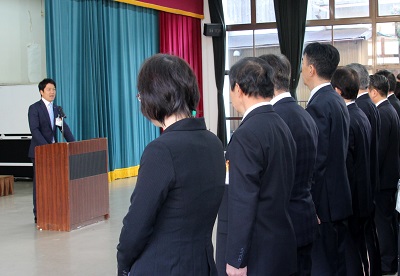 職員の前で訓示を行う市長